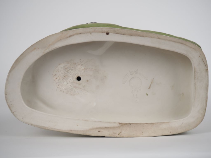 AMPHORA. Jardinière en porcelaine blanche et verte, figurant une jeune
