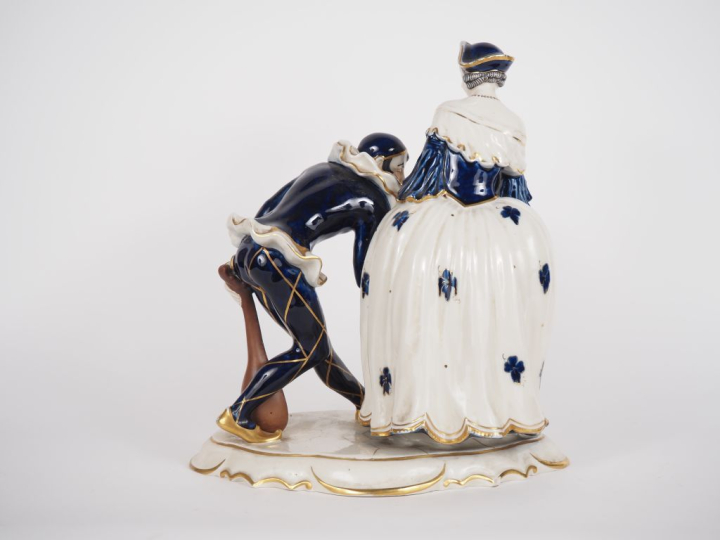 ROYAL DUX.  Groupe en porcelaine polychrome. "Colombine et Arlequin". 