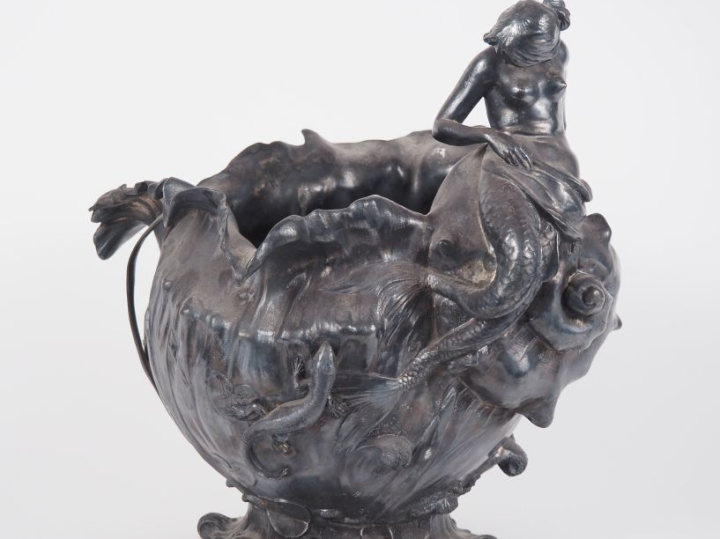 WMF.  Vase Art Nouveau en étain en ronde bosse à décor naturaliste de 