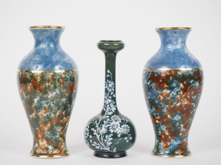 Paire de vases ovoïdes 1900 en porcelaine de Limoges à décor polychrom