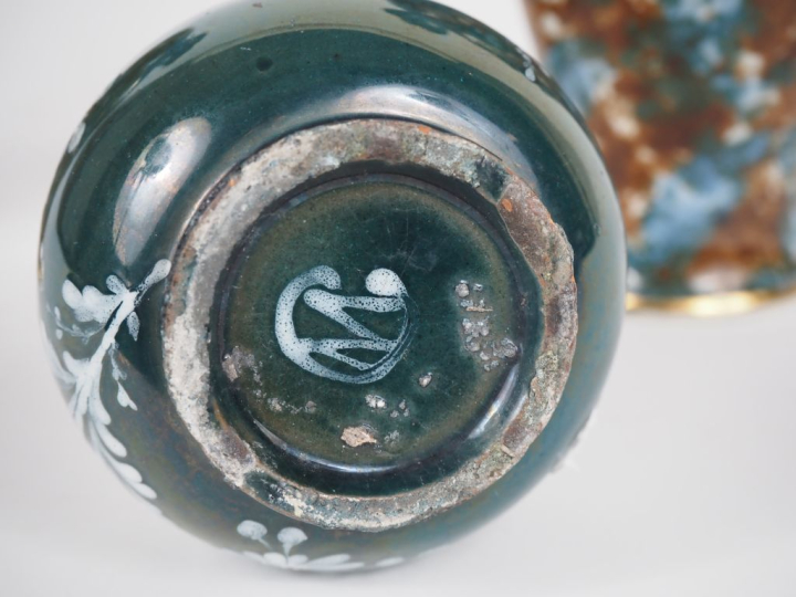 Paire de vases ovoïdes 1900 en porcelaine de Limoges à décor polychrom