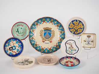 Vente aux enchères LONGWY. Lot comprenant 7 coupelles, un cendrier et une assiette en éma