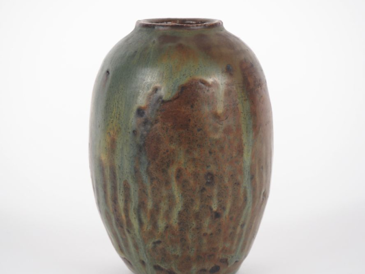 Petit vase ovoïde 1900 en grès vert et brun.  H. 11,5 cm