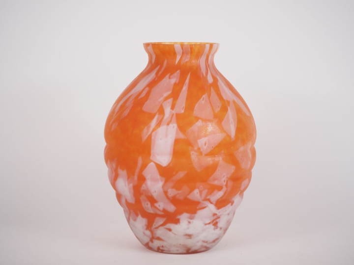 LORRAIN. Vase ovoïde de style Art déco en verre marbré orange et blanc