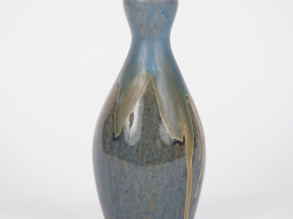 Vente aux enchères METENIER. Vase ovoïde en grès flammé bleu et ocre. Signé.  H.20cm