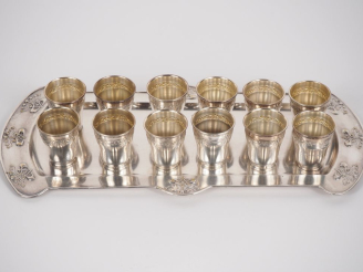 Vente aux enchères Service à liqueur Art Nouveau en métal argenté à décor de fleurs compr