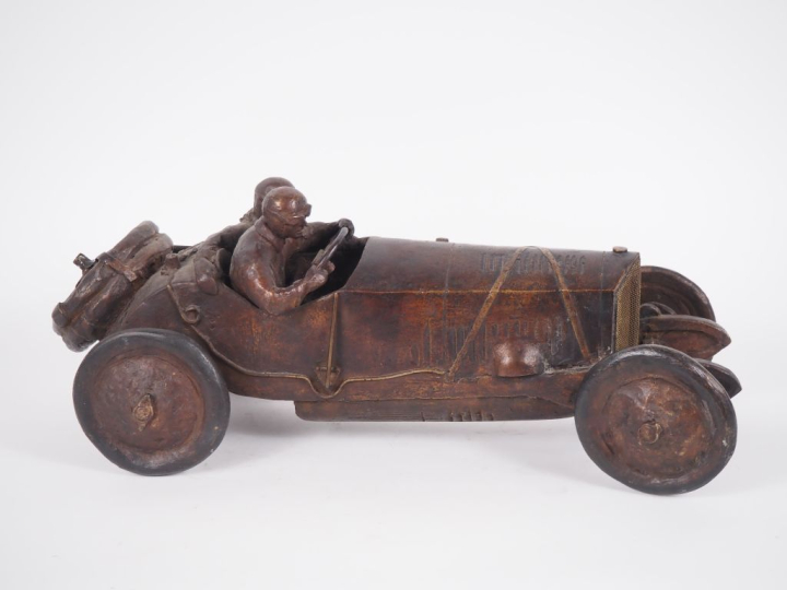 Ecole française XXème.  "Coupe Gordon Benett". Sculpture en bronze à p