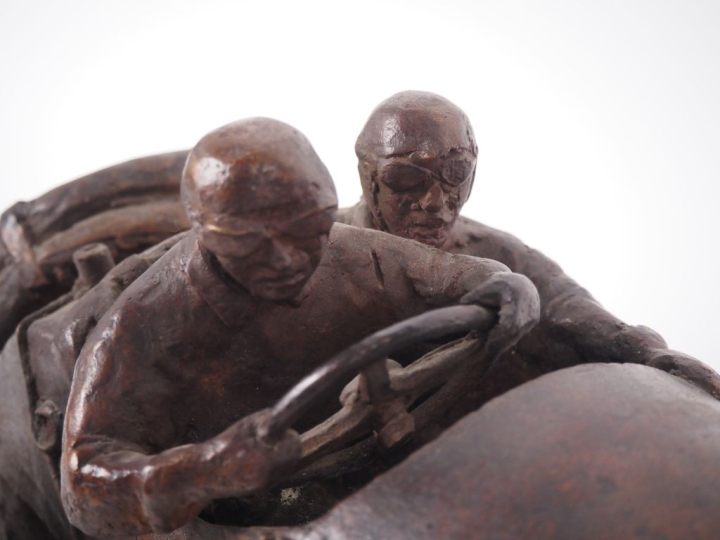 Ecole française XXème.  "Coupe Gordon Benett". Sculpture en bronze à p