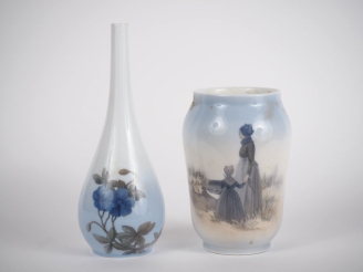 Vente aux enchères COPENHAGUE.  Deux vases en porcelaine polychrome à décor de fleurs et 