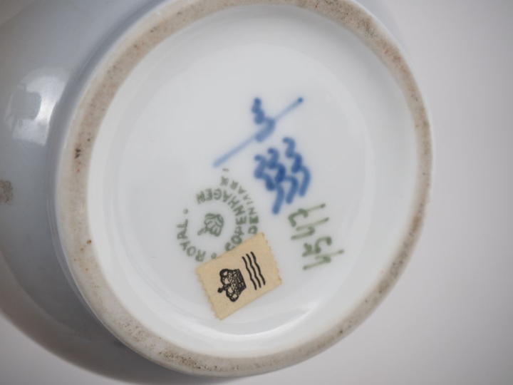 COPENHAGUE.  Deux vases en porcelaine polychrome à décor de fleurs et 