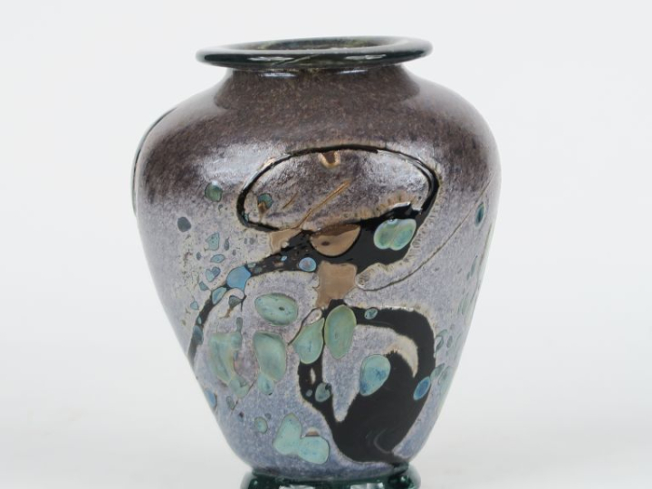 R. PIERINI.  Vase ovoide en verre polychrome multi couches, décor abst
