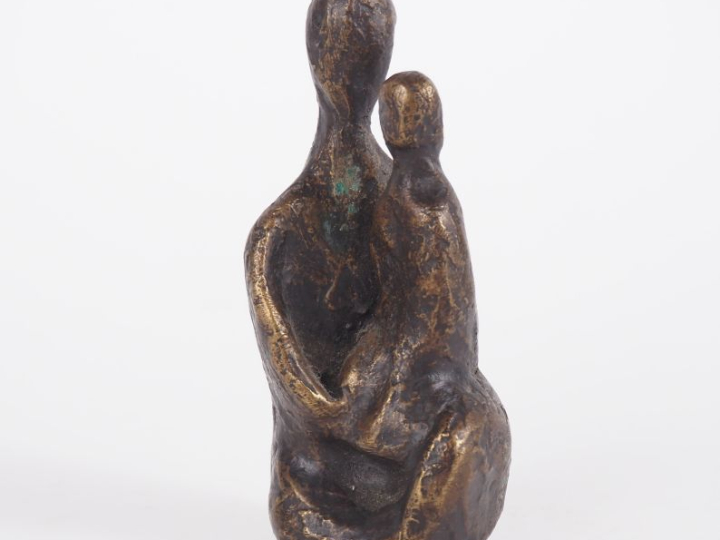 Ecole française XXème.  Petit groupe en bronze patiné "maternité Signé