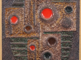 Vente aux enchères Gilbert PORTANIER.   Plaque en terre émaillée polychrome à décor de mo