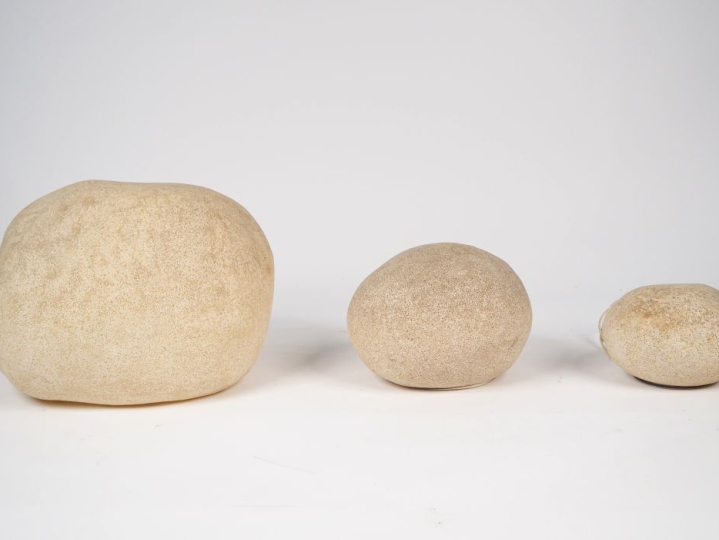 André CAZENAVE Atelier A.  3 lampes "galets" en fibre de verre. (3 tai