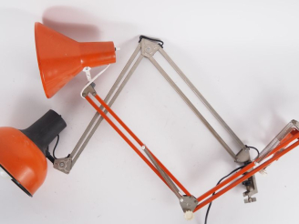 Vente aux enchères 2 différentes lampes d'architecte 1970 en métal.