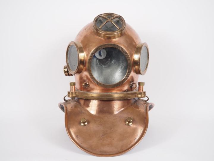 Casque de plongeur de scaphandrier en cuivre, monté à l'électricité. H