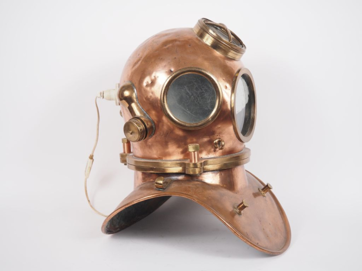 Casque de plongeur de scaphandrier en cuivre, monté à l'électricité. H