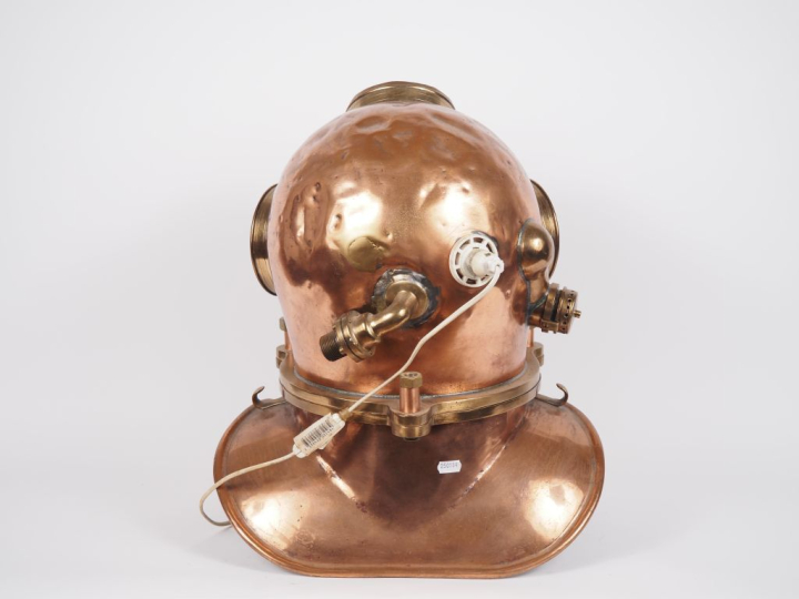 Casque de plongeur de scaphandrier en cuivre, monté à l'électricité. H