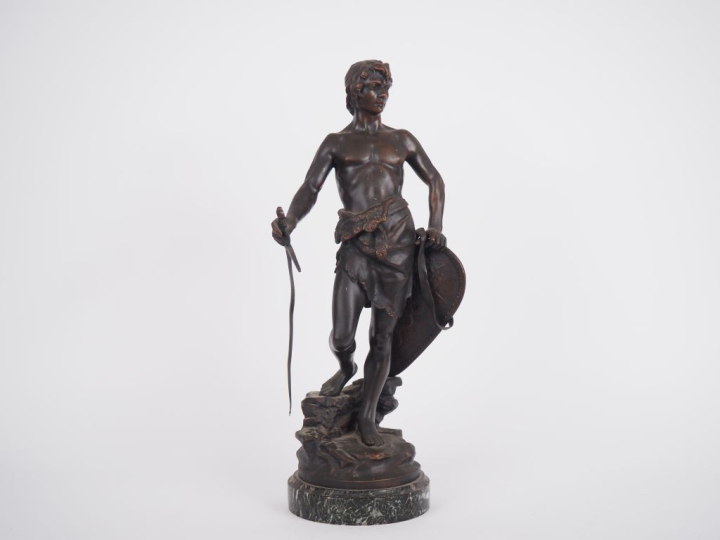 A. BOFFILL.  "David" Sculpture en bronze à patine brune. H. 41,5 cm pe