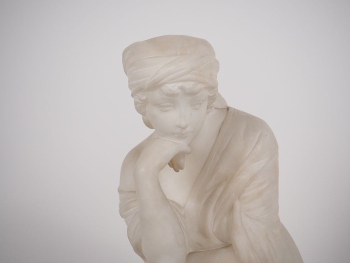 PUGI. "La jeune italienne" Sculpture en albatre.  Signée.  H. 46 cm (a