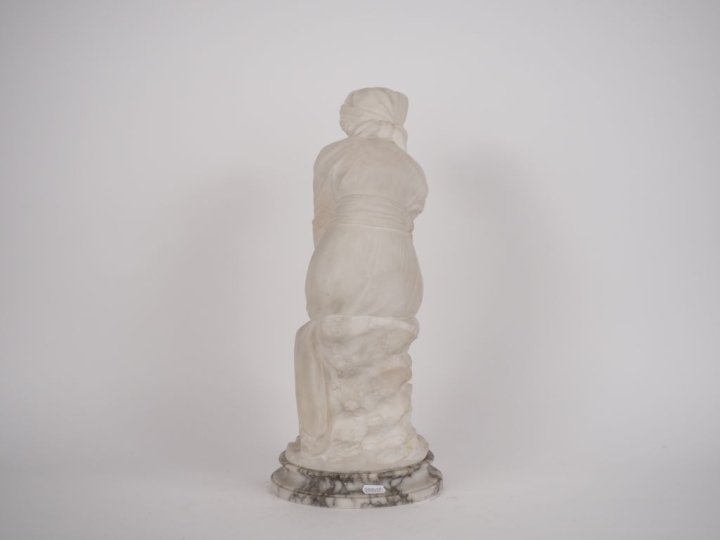 PUGI. "La jeune italienne" Sculpture en albatre.  Signée.  H. 46 cm (a
