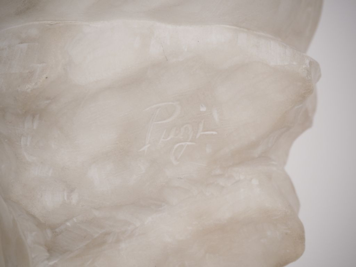 PUGI. "La jeune italienne" Sculpture en albatre.  Signée.  H. 46 cm (a