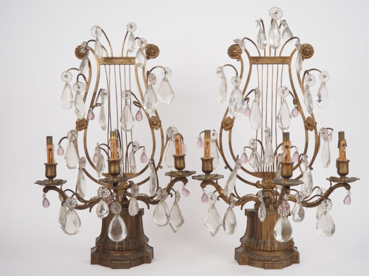 Paire de girandoles en métal doré à décor de lyre, éclairant à trois l