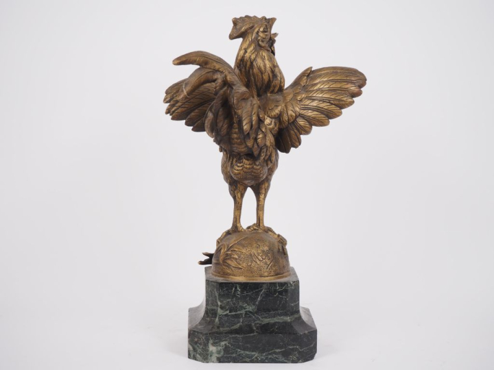 MEYER.  "Coq chantant" Sculpture en bronze patiné Signée  H. 31 cm H. 