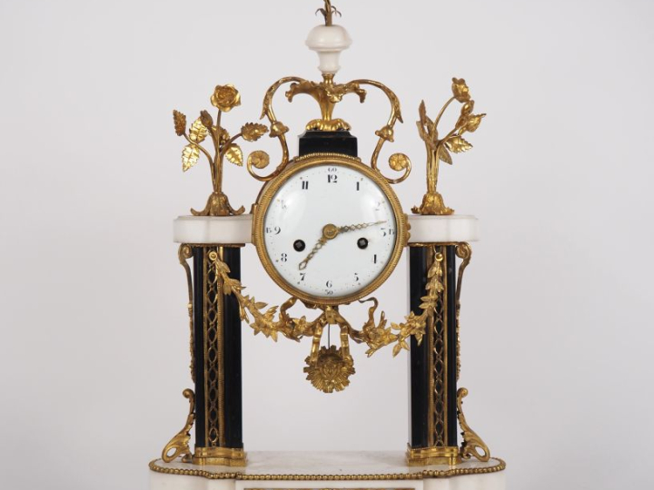 Pendule portique début XIXème de style Louis XVI en albatre et marbre 
