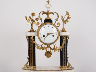 Vente aux enchères Pendule portique début XIXème de style Louis XVI en albatre et marbre 