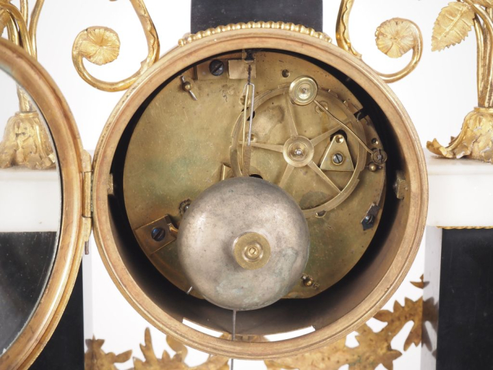 Pendule portique début XIXème de style Louis XVI en albatre et marbre 