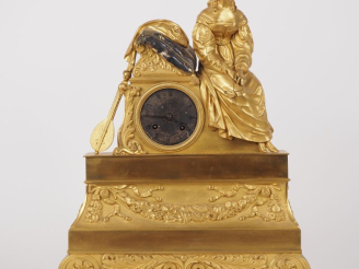 Vente aux enchères Pendule de cheminée Restauration en bronze doré figurant une jeune fil