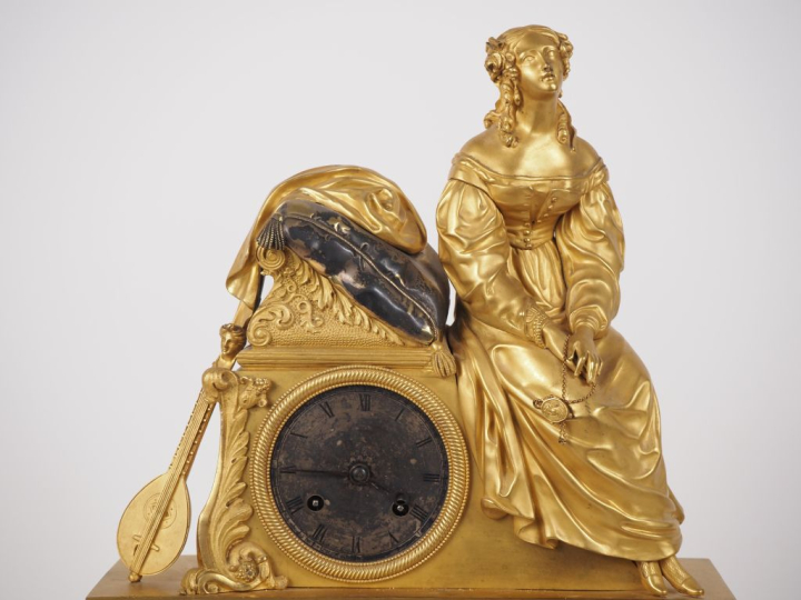 Pendule de cheminée Restauration en bronze doré figurant une jeune fil