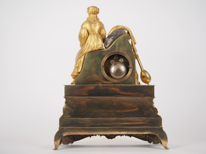 Pendule de cheminée Restauration en bronze doré figurant une jeune fil