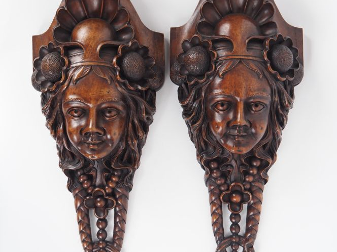Paire de sculptures en noyer figurant des visages de jeunes femmes exo