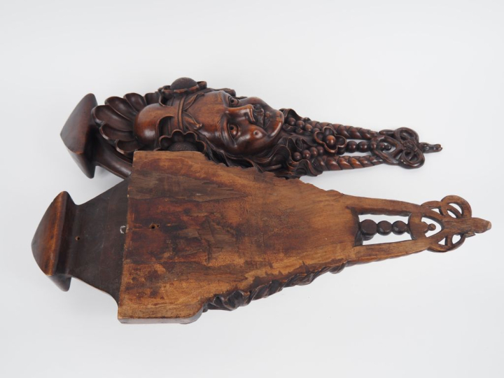 Paire de sculptures en noyer figurant des visages de jeunes femmes exo