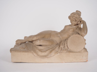 Vente aux enchères CLAUDION (d'après).  "Jeune femme à l'antique dénudée". Sculpture en t