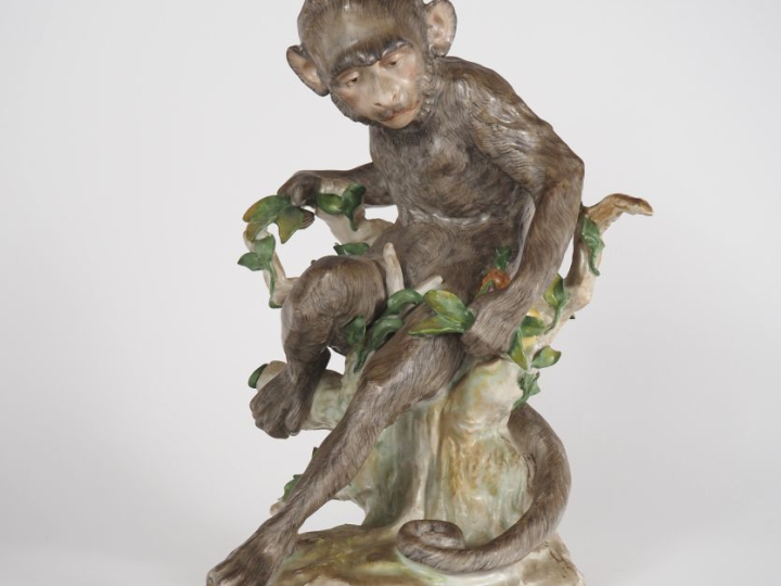 Sujet en porcelaine polychrome de Saxe XIXème "le singe aux fruits".  