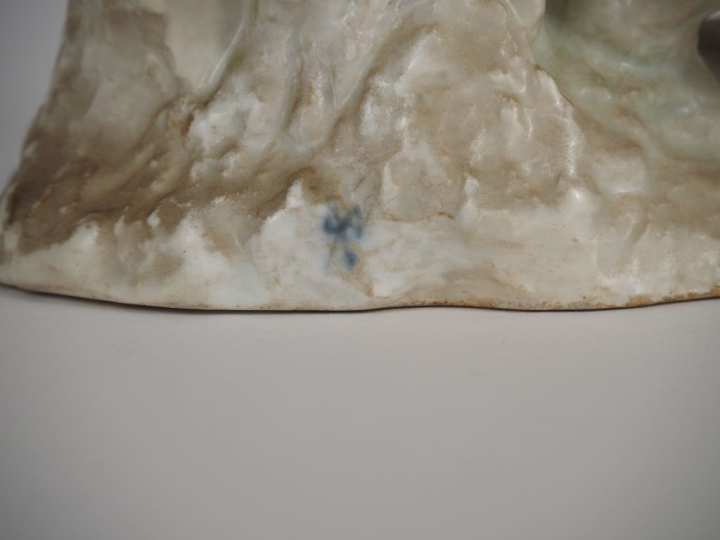 Sujet en porcelaine polychrome de Saxe XIXème "le singe aux fruits".  