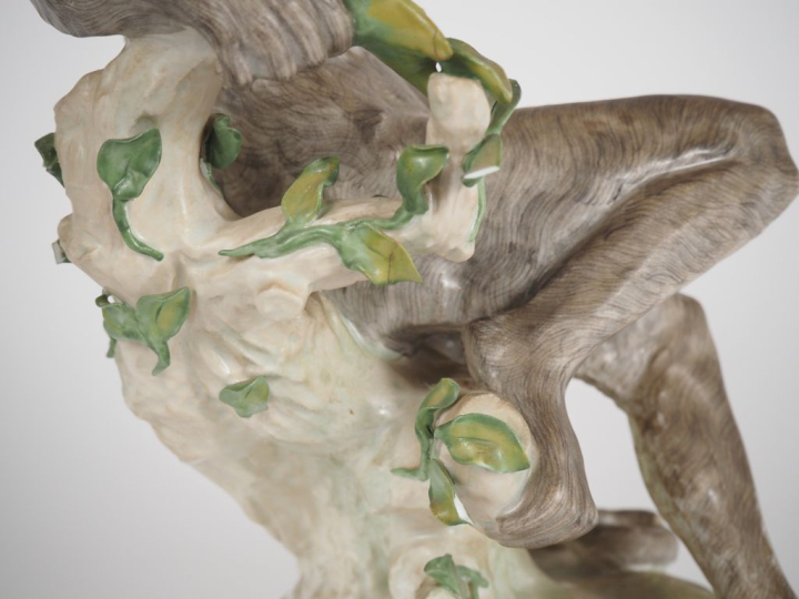 Sujet en porcelaine polychrome de Saxe XIXème "le singe aux fruits".  