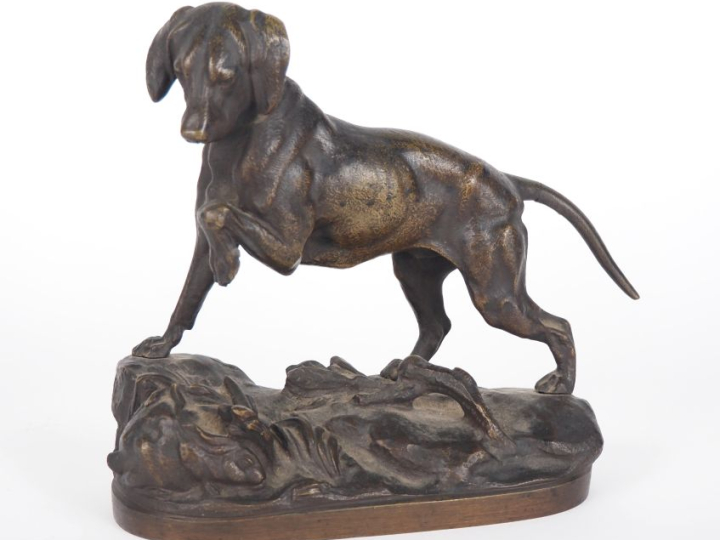 LECOURTIER.  "chien de chasse à l'arrêt devant un lièvre". Sculpture e