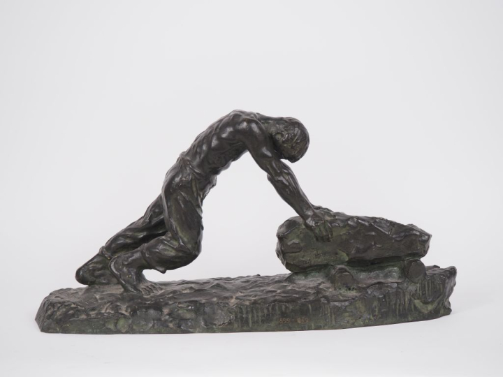 V. DESMARET.  "ouvrier poussant un bloc de pierre" Sculpture en bronze
