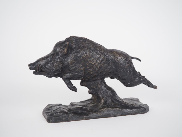 Ecole XXème.  "Sanglier courant" Sculpture en bronze à patine brune  S