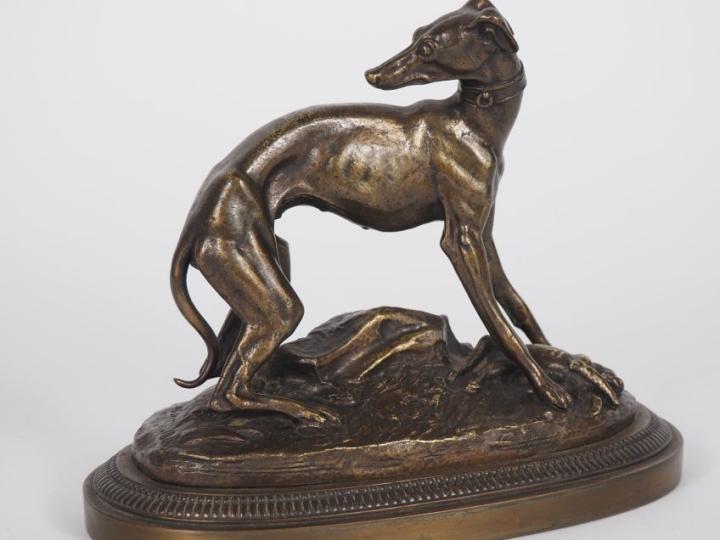 T. GECHTER. (d'après) "levrette" Sujet en bronze patiné Dim. 14,5 x 17