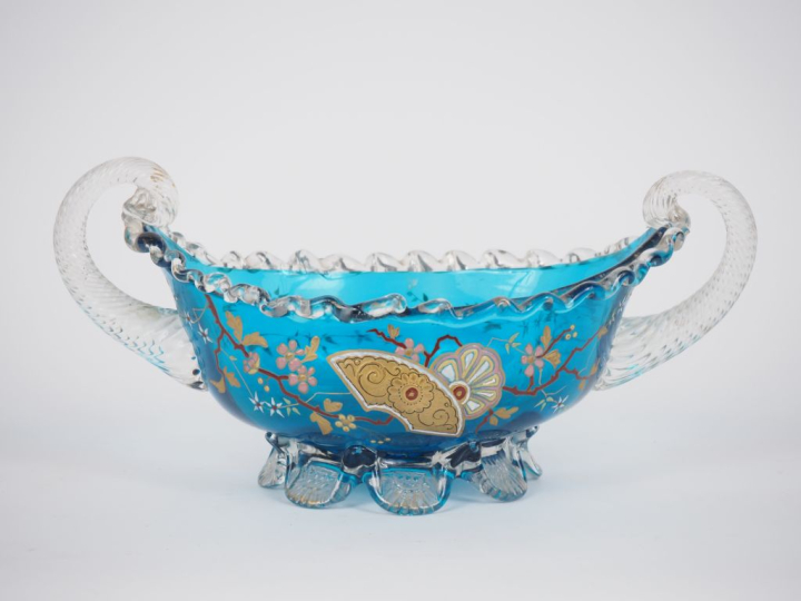 Coupe Napoléon III de forme navette en cristal émaillé à décor polychr