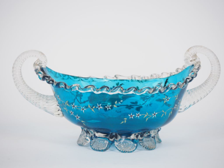 Coupe Napoléon III de forme navette en cristal émaillé à décor polychr