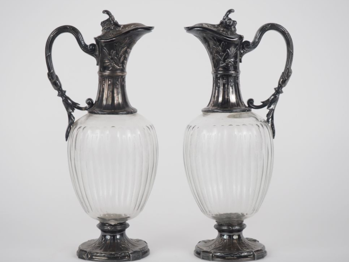 Paire d'aiguières 1900 de style Louis XVI en cristal et métal argenté.