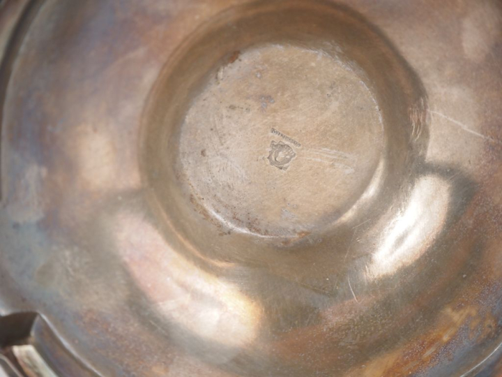 Paire d'aiguières 1900 de style Louis XVI en cristal et métal argenté.