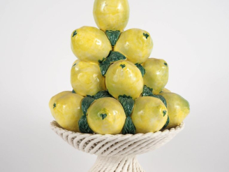 Vente aux enchères Centre de table en céramique polychrome figurant une corbeille de citr