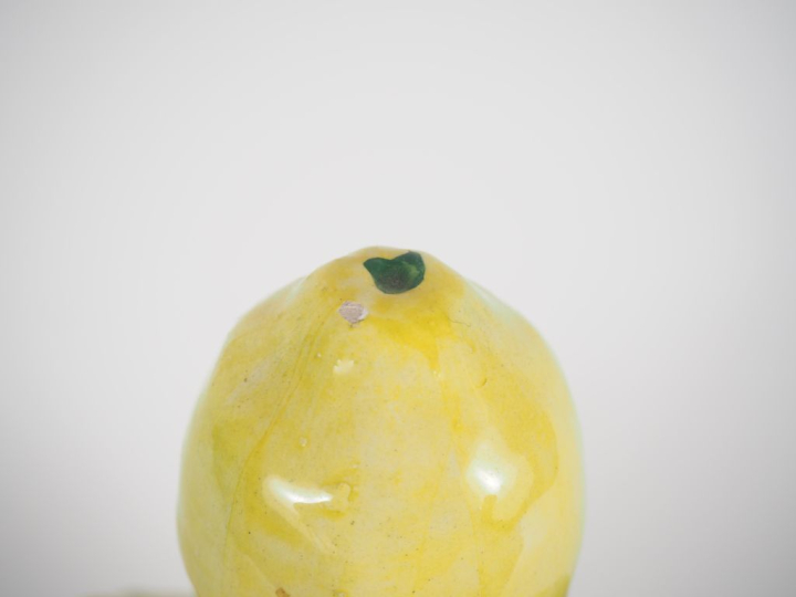 Centre de table en céramique polychrome figurant une corbeille de citr